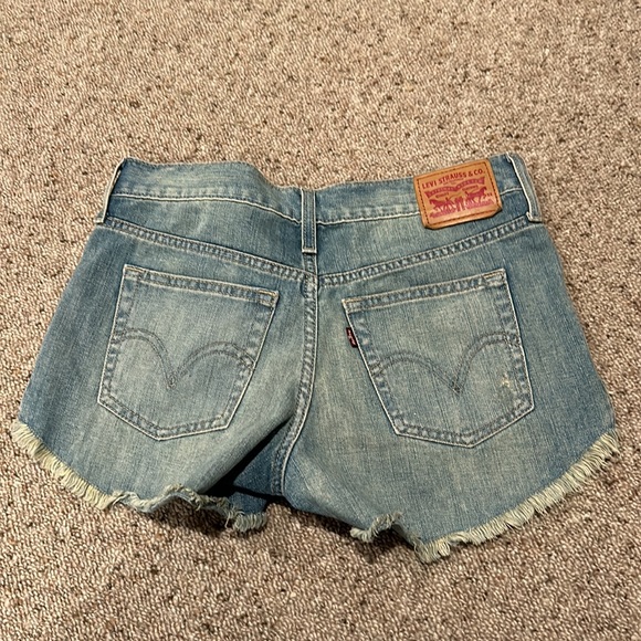 LEVI 501 SHORTS SIZE 26 - Picture 2 of 4